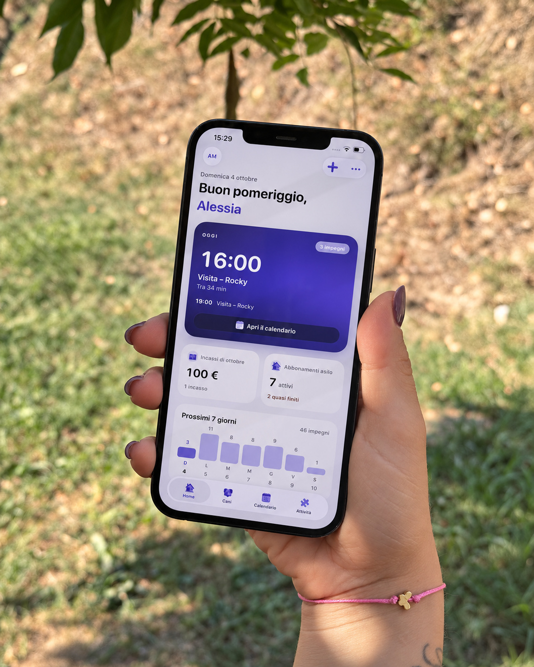 CinoHub aperta su iPhone durante una giornata di lavoro all'aperto